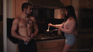 Смотри Stepmom's Trimmed Pussy Gets Licked by Stepson - топовое порно в 4K на FULL-PORN.COM