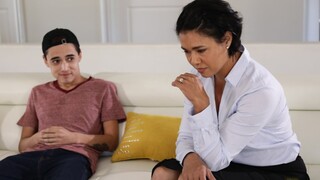 Смотри Stepson Gives Handjob to Stepmom - топовое порно в 4K на FULL-PORN.COM