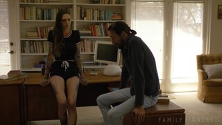 Смотри Family Cheats with Athletic Lovers - топовое порно в 4K на FULL-PORN.COM