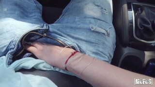 Смотри Blonde Teen with Piercings Fucked Hard in Car - топовое порно в 4K на FULL-PORN.COM