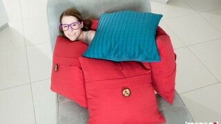 Wee Nerd Gets Down - 4K порно видео на FULL-PORN.COM