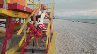 Смотри  Lifeguards Get Steamy on the Beach - топовое порно в 4K на FULL-PORN.COM