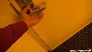 Смотри Skinny Brunette's Candy Treat - топовое порно в 4K на FULL-PORN.COM