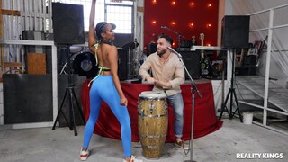 Смотри Spanking & Slapping Skin in Intense Missionary Sex - топовое порно в 4K на FULL-PORN.COM