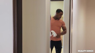 Смотри Athletic Burglar Gets Anal Play - топовое порно в 4K на FULL-PORN.COM