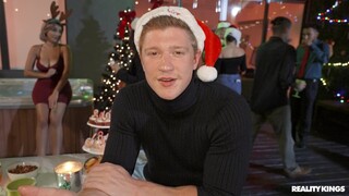Смотри Trimmed Pussy Licking Christmas Fun - топовое порно в 4K на FULL-PORN.COM