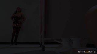 Phoenix Marie's Foursome Frenzy - 4K порно видео на FULL-PORN.COM