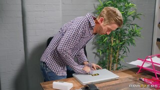 Смотри Big Cock and Trimmed Pussy in Office - топовое порно в 4K на FULL-PORN.COM