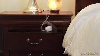 Смотри Brunette Bombshell Gags on Big Cock - топовое порно в 4K на FULL-PORN.COM