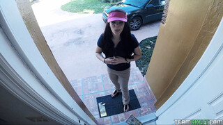 Смотри Tight Teen Delivery Girl Spreads For Bruno’s Big Dick Tip - топовое порно в 4K на FULL-PORN.COM