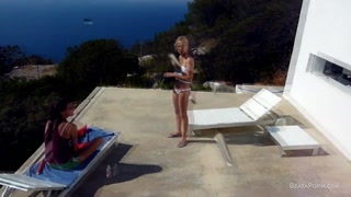 Смотри Pool Side Masturbation with Beata - топовое порно в 4K на FULL-PORN.COM