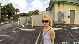 Смотри Young Teen Fucks Stranger for Money in Public - Lilli Dixon - топовое порно в 4K на FULL-PORN.COM