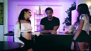 Смотри Goth Teen Threesome - Lola Fae Takes Two Cocks - топовое порно в 4K на FULL-PORN.COM