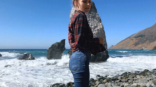 Смотри Hot Blonde Eva Elfie Takes It on the Beach - топовое порно в 4K на FULL-PORN.COM