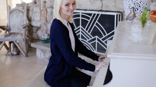 Смотри Bradley Remington pounds tiny teen on piano - топовое порно в 4K на FULL-PORN.COM