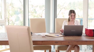 Смотри Rebecca Volpetti Fucked in the Ass at Work - топовое порно в 4K на FULL-PORN.COM