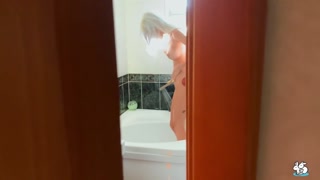 Смотри Blonde with big ass fingers herself in steamy shower - топовое порно в 4K на FULL-PORN.COM