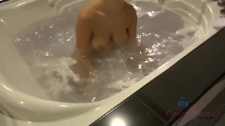 Смотри Ashley Adams' Big Boobs Soapy Shower & Pissing Fun - топовое порно в 4K на FULL-PORN.COM