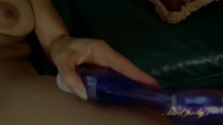 Lala Bond MILF loves her sex toy - 4K порно видео на FULL-PORN.COM