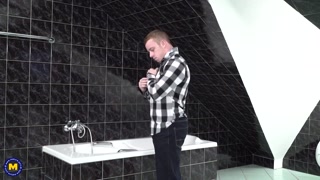 Shower Surprise: Ryanne the Cougar Stalks Horny Toy Boy - 4K порно видео на FULL-PORN.COM