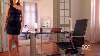 Смотри Shaved Redhead Takes Big Cock In Her Ass - Office Sex - топовое порно в 4K на FULL-PORN.COM