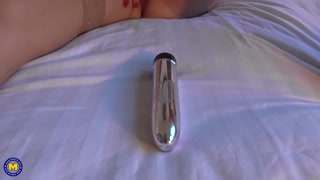 Смотри Solo mature Amy gets a squirmy fan surprise - топовое порно в 4K на FULL-PORN.COM