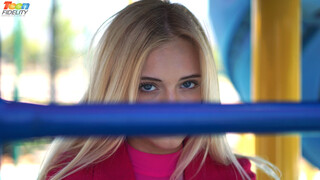 Смотри Young Alex Grey's First Music Box - Wild Hardcore - топовое порно в 4K на FULL-PORN.COM