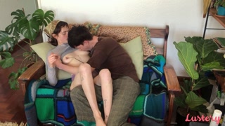 Смотри Living Room Kissing & Nipple Licking Eden & Riley - топовое порно в 4K на FULL-PORN.COM