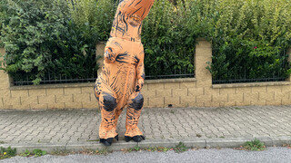 Смотри Czech Pickup: Jennifer Seduces Sweaty Animator in Dino Costume - топовое порно в 4K на FULL-PORN.COM