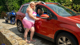 Смотри Peggy DeVille's after-carwash ride on a big black cock - топовое порно в 4K на FULL-PORN.COM