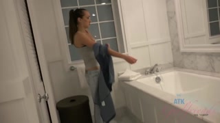 Смотри Horseback Ride Turns into Wet Handjob Session with Victoria - топовое порно в 4K на FULL-PORN.COM
