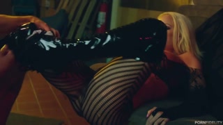 Смотри Hot Blonde Nikki Delano Gets Hard Justice from Brad Knight - топовое порно в 4K на FULL-PORN.COM