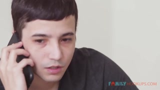 Смотри Stepson Can’t Resist Stepmom’s Panties—Gets Caught Stroking - топовое порно в 4K на FULL-PORN.COM