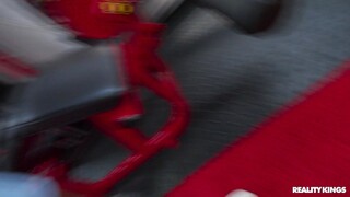 Смотри Nivia Wolfe's Natural Tits Bounce During Stand and Carry - топовое порно в 4K на FULL-PORN.COM