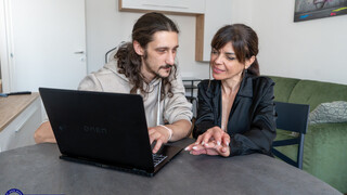 Смотри Micina Seduces Patrick Kiss After He Fixes Her Computer, Then Gets Anal Fucked - топовое порно в 4K на FULL-PORN.COM