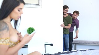 Смотри Gina Valentina's Long Hair Bounces in Threesome Fuck - топовое порно в 4K на FULL-PORN.COM