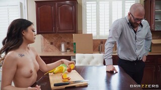 Смотри Cowgirl Action with Lulu Chu and Muscular Stepdad - топовое порно в 4K на FULL-PORN.COM