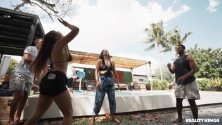 Смотри Wet and Wild Pool Party Action - топовое порно в 4K на FULL-PORN.COM