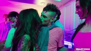 Смотри Small Ass Bubble Butt Worship and Ass Fingering - топовое порно в 4K на FULL-PORN.COM