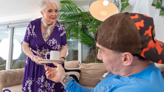 Смотри Stepgrandma Gets Caught with Huge Cock in Her Hand - топовое порно в 4K на FULL-PORN.COM