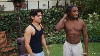 Смотри  Interracial Fucking in Her Yard - топовое порно в 4K на FULL-PORN.COM