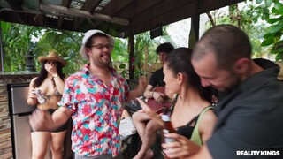 Смотри Blowjob and Gagging in Hostel - топовое порно в 4K на FULL-PORN.COM