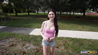Смотри Sophie Squirts During Outdoor Doggystyle Fuck - топовое порно в 4K на FULL-PORN.COM