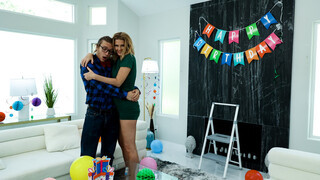 Смотри Old and Young Love: Reya Lovenlight and Axel Haze's Taboo - топовое порно в 4K на FULL-PORN.COM