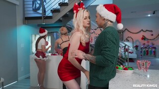 Short Hair Christmas with Tattooed Lexi - 4K порно видео на FULL-PORN.COM