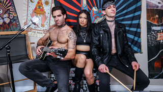 Смотри Reyna Belle Rocks MMF Threesome - топовое порно в 4K на FULL-PORN.COM