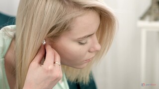 Смотри Mark Crow Analyzes Every Inch of Girlfriend Polly White - топовое порно в 4K на FULL-PORN.COM