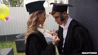 Смотри Leo Gaffer Fucks Little Angel in Missionary - топовое порно в 4K на FULL-PORN.COM