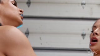 Смотри Laura Fox and Eva Maxim in Reverse Cowgirl Action - топовое порно в 4K на FULL-PORN.COM