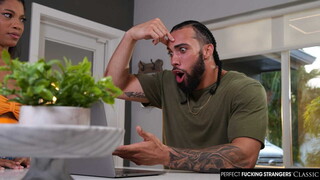 Смотри Eden West Sells Laptop for a Facial - топовое порно в 4K на FULL-PORN.COM